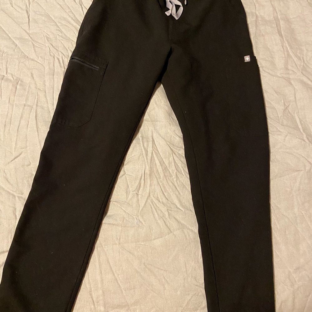 FIGS black scrub pants✨ reserved for @mollymeiyin✨